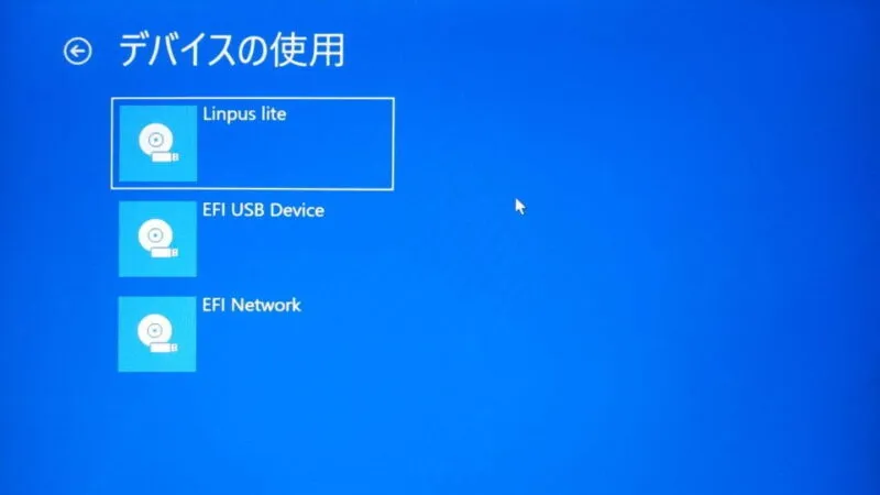 Windows 11→起動オプション→オプションの選択→デバイスを使用